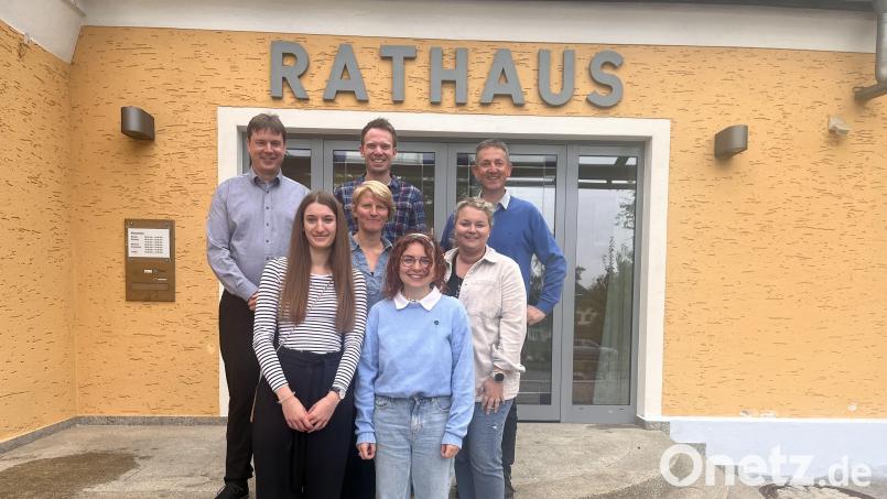 Über den Startschuss in eine gemeinsame kommunale Jugendarbeit freuten sich: (hinten, von links) Daniel Neuburger (Don Bosco Ensdorf), Sascha Rößler (Gemeinde Ursensollen), Albert Geitner (Bürgermeister Ursensollen) sowie (vorne, von links) Veronika Scherer (Jugendpflegerin), Anita Kinscher (KoJa), Leonie Böhnke (Jugendpflegerin) und Nina Forster (Gemeinde Ursensollen). Bild: Regina Kießling/exb