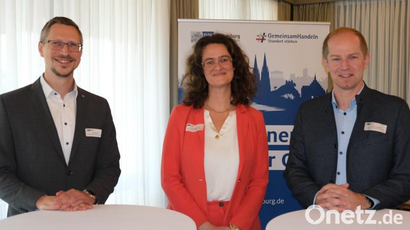IHK-Geschäftsstellenleiter Josef Ebneth, Referentin Magdalena Lerchl und Bürgermeister Konrad Kiener (von links) thematisierten bei einer Veranstaltung der Industrie- und Handelskammer die Einsatzmöglichkeiten und Grenzen der Künstlichen Intelligenz. Bild: Hirsch