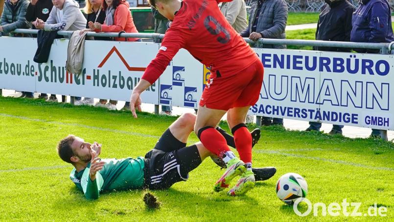 Vollen Einsatz müssen die Ammerthaler um Kapitän Daniel Gömmel (am Boden) auch in Würzburg zeigen. Bild: ref