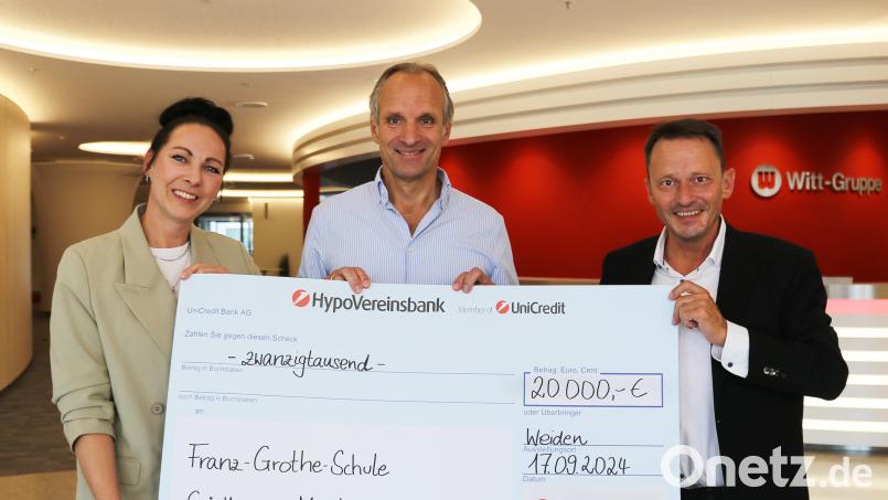 Patrick Boos, Vorsitzender der Geschäftsführung der Witt-Gruppe (Mitte), übergibt einen Scheck über 20.000 Euro an Corinna Maaß, Leiterin der Musikschulverwaltung, und Oberbürgermeister Jens Meyer. Bild: Witt-Gruppe/Dennis Hofacker