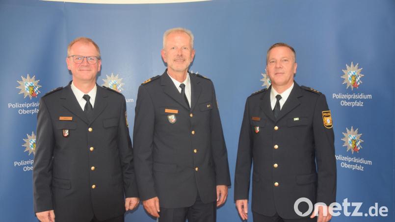 Thomas Hecht (links) ist der neue Chef der Polizeiinspektion Weiden. Polizeipräsident Thomas Schöniger heißt ihn willkommen und dankt dem bisherigen Leiter, Markus Fuchs (rechts), der nach Regensburg geht. Bild: fz