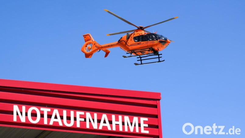 Ein Rettungshubschrauber flog den Verletzten in ein nahegelegenes Krankenhaus. Symbolbild: Julian Stratenschulte/dpa