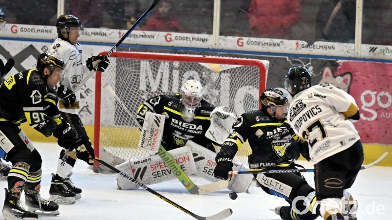 ERSC-Torhüter Pancur Timotej (Mitte) stand gegen den EHC Königsbrunn oft im Mittelpunkt. Trotz der vier Gegentore zeigte er eine gute Leistung. Bild: Hubert Ziegler