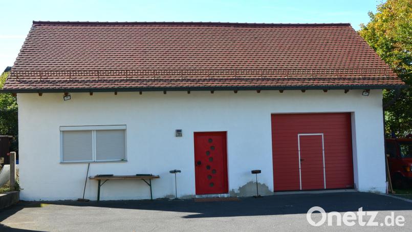 Zu klein ist nach Ansicht der Kreisbrandinspektion Tirschenreuth das Feuerwehrgerätehaus in Pechbrunn. Bild: jr