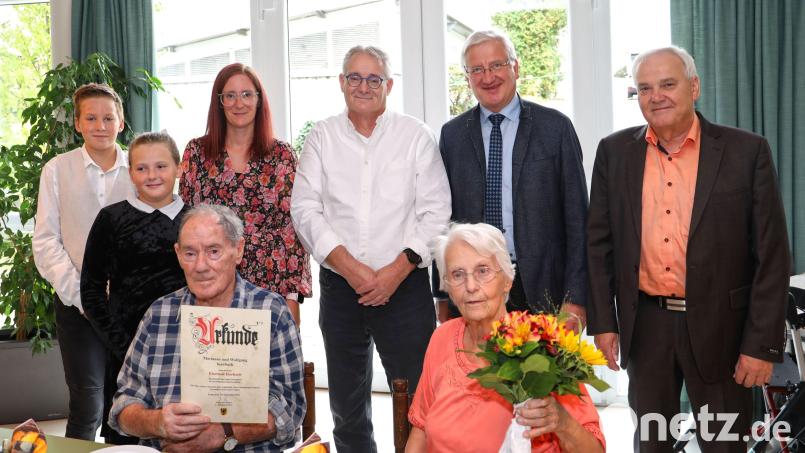 Das Jubelpaar Wolfgang und Marianne Kanbach feierte Eiserne Hochzeit. Dazu gratulierten neben der Familie Bürgermeister Johannes Reger (Zweiter von rechts) und stellvertretender Landrat Günter Kopp (rechts). Bild: njn/exb