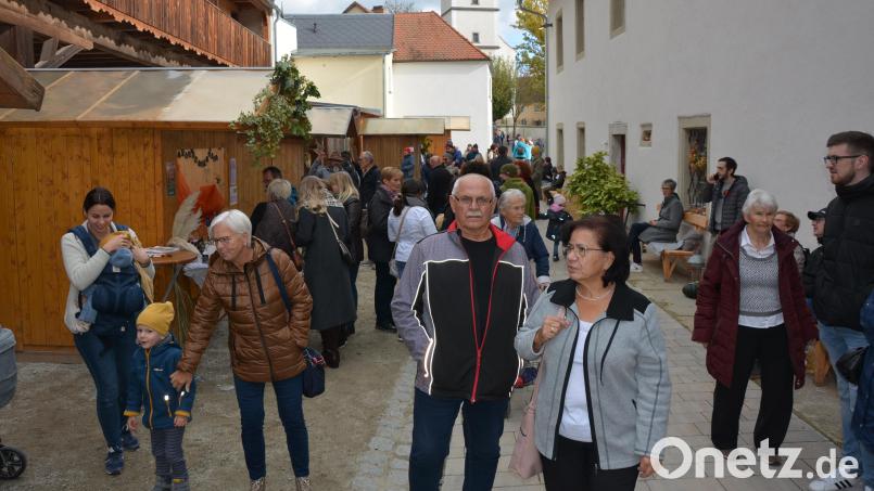 Ganz schön was los war im vergangenen Jahr beim 1. Konnersreuther Herbstmarkt im Schafferhof. Heuer wird das Angebot noch größer ausfallen. Willkommen sind Besucher am Sonntag, 20. Oktober, von 10 bis 17 Uhr. Archivbild: jr