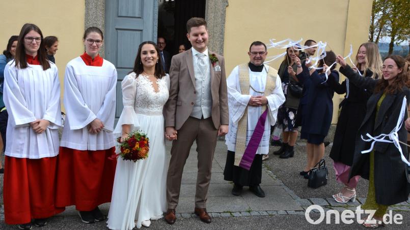 Kirchlich geheiratet haben am Samstagnachmittag in der Kleinen Kappl Magdalena Stein und Christoph Wührl. Das Bild zeigt sie beim Verlassen der Kirche mit Pfarrer Konrad Amschl. Mit dabei Freunde, Bekannte und die Familie des Brautpaares. Bild: jr