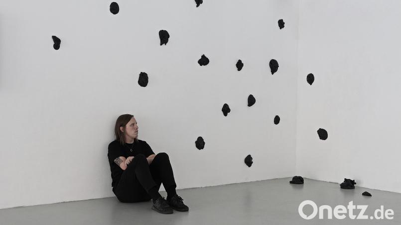 Künstler Dominik Franke mit Skulpturen aus Gips in der Ausstellung „Entfremdung“ in der Akademiegalerie Nürnberg. Bild: Dominik Franke/exb