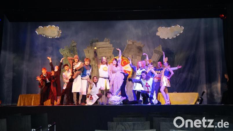 Das Ovigo-Theaterensemble feiert Premiere mit dem Musical „Spamalot“ in Neunburg vorm Wald. Bild: wel