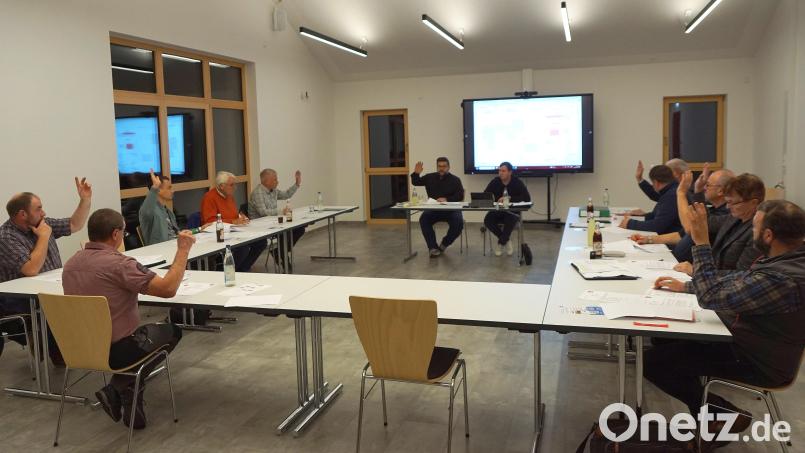 Hell, einladend und geräumig ist der neue Sitzungssaal des Gemeinderates im frisch eingeweihten Feuerwehrgerätehaus. Bild: bkr