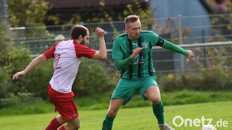 Noah Forster (rechts) im Duell mit dem Vohenstraußer Matthias Hammerl. Forster erzielte beim 4:2-Sioeg die Tore eins, zwei und drei. Bild: A. Schwarzmeier