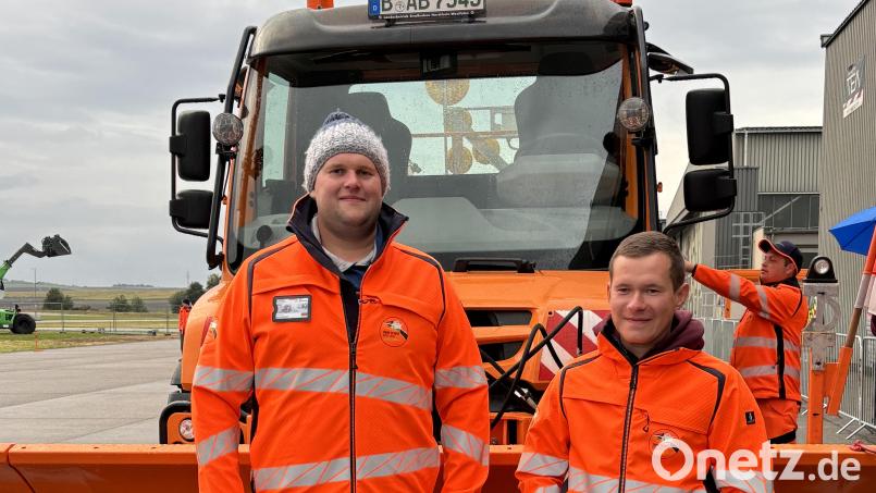 Die Marktredwitzer Schneepflugfahrer Julian Scharf (links) und Noah Tröger (rechts). Bild: Stadt Marktredwitz/exb