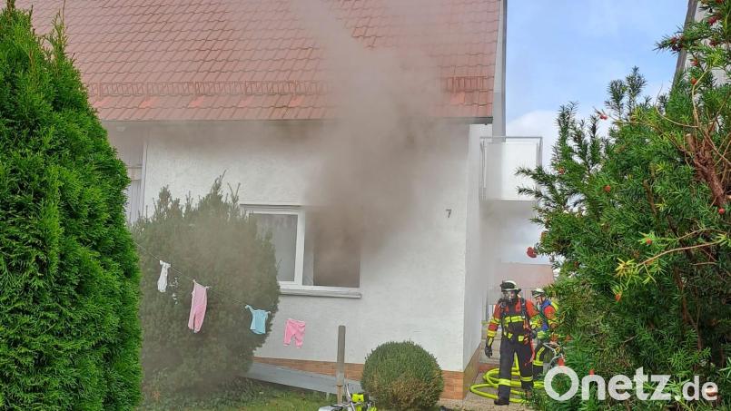 Ein vergessenes Essen auf dem Herd löste in einem Wohnhaus in Vilseck einen Brand aus. Die Feuerwehren aus Vilseck, Schlicht und Sorghof waren rasch zur Stelle und brachten das Feuer routiniert unter Kontrolle. Bild: Kreisbrandinspektion Amberg-Sulzbach