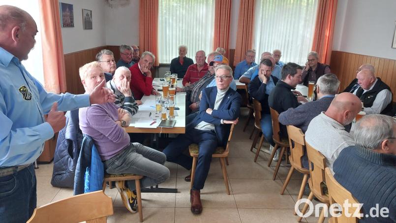 Stellvertretender Vorsitzender Klaus Weber spricht Tacheles und erklärt, warum der Vorstand des Traditionsvereins Höhe 308 geschlossen zurücktreten will. Bild: Kunz