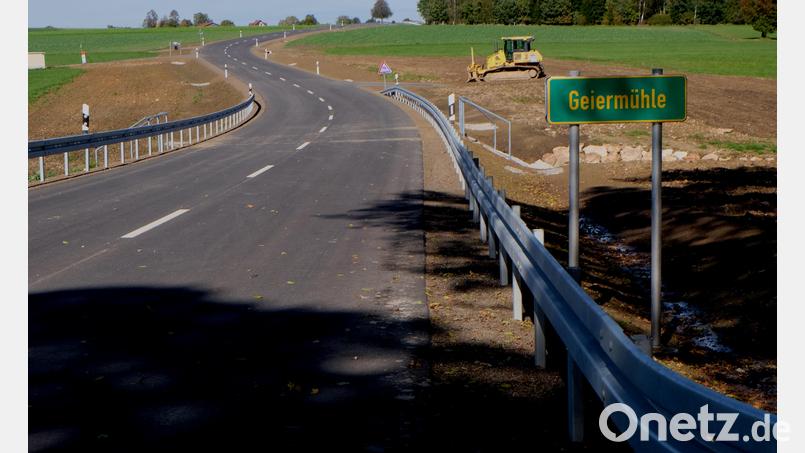 Neue Trassierung beim Weiler Geiermühle mit Neubau des Durchlasses für den Schwarzenbach zum Ortsteil Schlattein. Bild: le