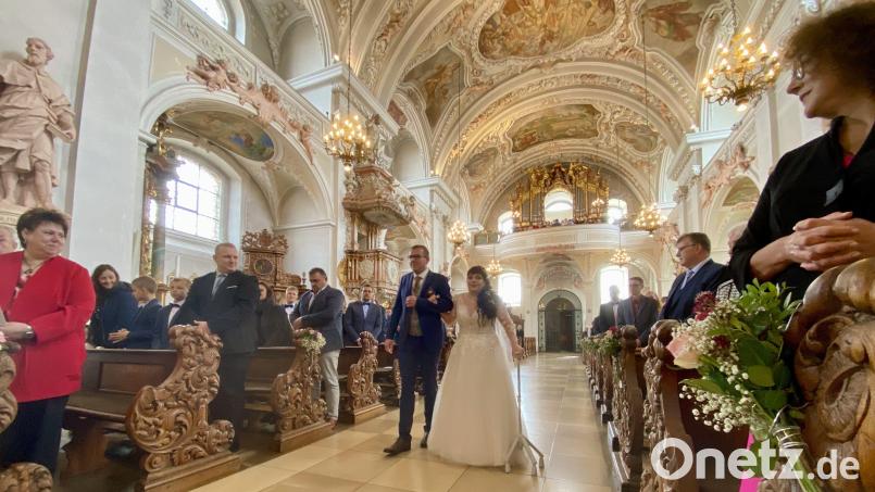 Das Brautpaar Stefanie und Michael Gebert auf dem Weg zum Altar. Links die Mutter des Bräutigams, rechts die Mama der Braut. Bild: gri