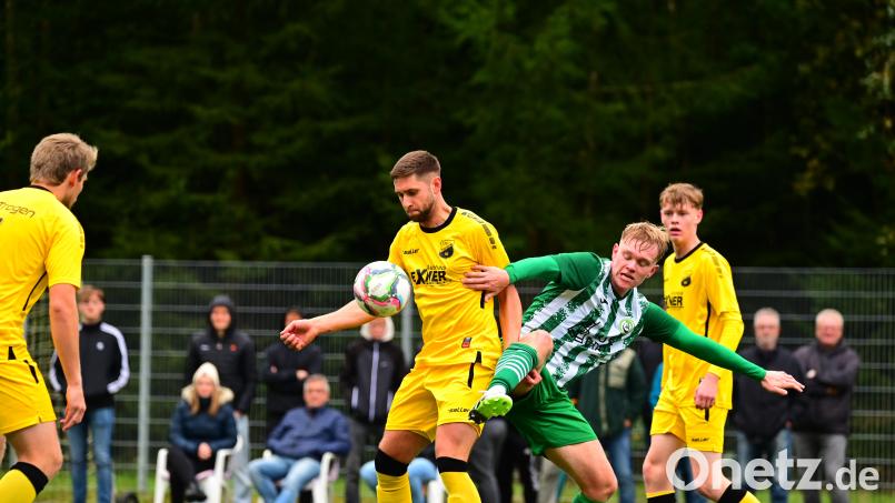Simon Günthner (grün-weißes Trikot, Szene aus der Partie gegen den 1. FC Trogen) und der SV Mitterteich mühten sich in Forchheim vergeblich. Archivbild: Schrems