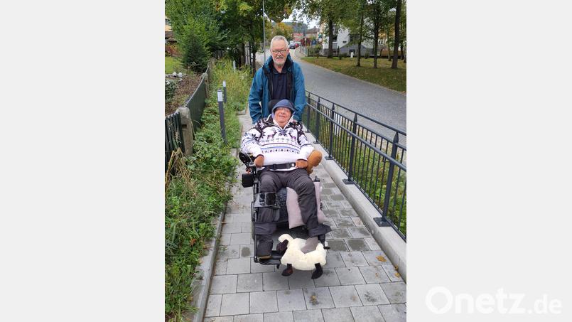 Markus Kostka und sein Diakoniehelfer befahren erstmals die Rampe. Bild: Gerhard Beck/exb