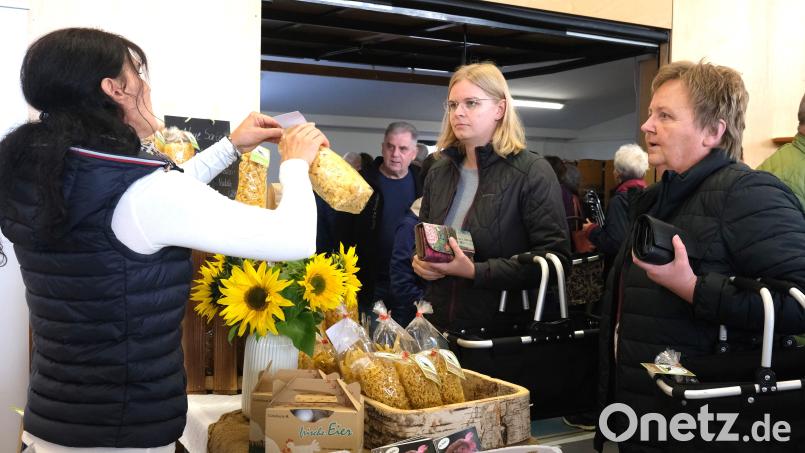 Direktvermarkterin Bettina Raab (links) bot beim Oberpfälzer Bauernmarkt Eier aus ihrem Hühnermobil und Nudeln aus eigener Produktion an. Bild: Hirsch