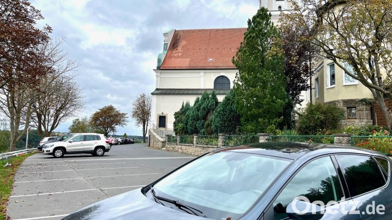 Bald erstrahlt der Parkplatz an der St.-Felix-Kirche in neuem Licht. Eine neue Beleuchtungsanlage soll die Nacht zum Tag machen. Bild: Gabi Schönberger
