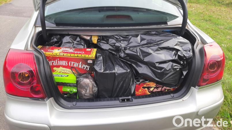 Voller Pyrotechnik war der Kofferraum eines Autos, das die Bundespolizei am Samstag bei Mähring kontrollierte. Bild: Bundespolizei/exb