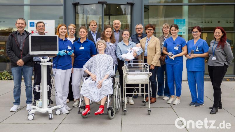 Medizinische Geräte und Lehrmaterialien im Wert von rund 40.000 Euro übergibt der Förderverein an das Barmherzige Brüder Krankenhaus St. Barbara Schwandorf. Bild: Michael Vogl/exb