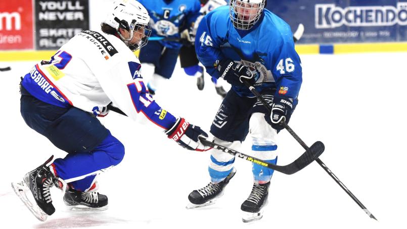 Die U20 Mannschaft der Young Blue Devils verbuchte gegen Mannheim je einen Sieg und eine Niederlage. Das Bild zeigt eine Szene aus einer Partie gegen den EV Ravensburg. Archivbild: G. Büttner