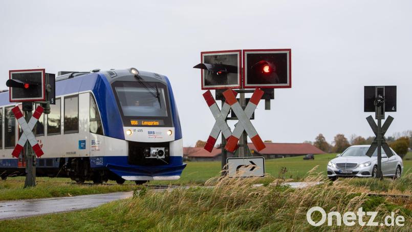 Die Bahnstrecke bis an den Tegernsee soll endlich elektrifiziert werden, ein neues Konzept soll auch mehr Passagiere bedienen können. Bild: Lennart Preiss/dpa