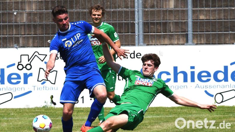 Josef Rodler (links/Szene aus dem Spiel gegen den FC Ingolstadt II) musste bei der Niederlage in Abtswind ausgewechselt werden. Bild: Schwarzmeier