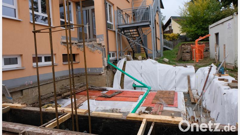 Die Fundamentarbeiten für die Erweiterung des Kindergartens laufen. Bild: le