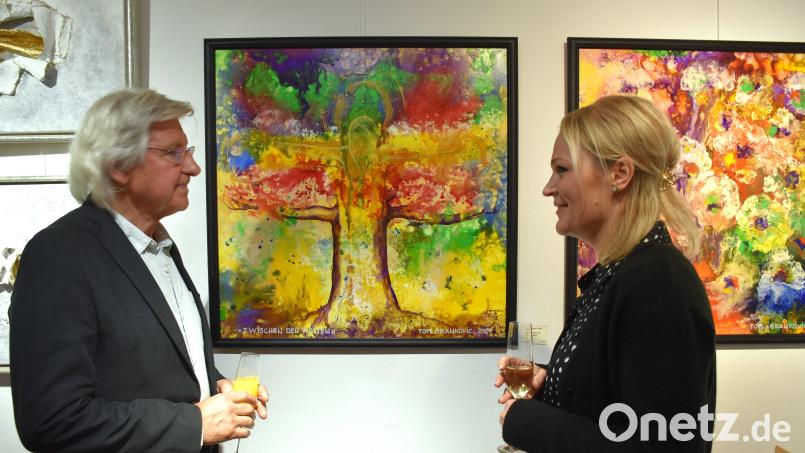 Tom Brankovic gehört zu den Gründungsmitgliedern der Tirschenreuther Künstlergruppe. Er hat einen surrealistischen Baum für die Jubiläums-Ausstellung gemalt, auf dem eine Frauengestalt zu sehen ist. Kathrin (rechts) war sein Modell und war deshalb auch zur Vernissage eingeladen. Bild: ubb