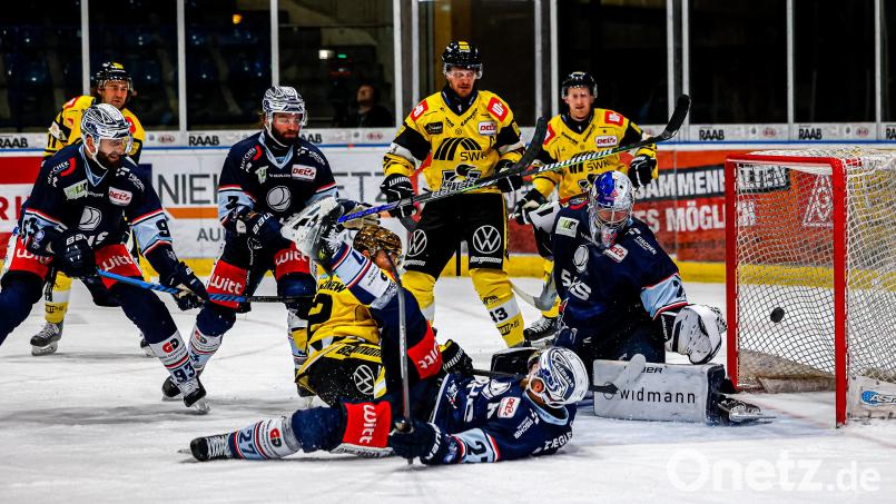 Vogelwild ging es in den letzten Minuten der regulären Spielzeit vor dem Tor der Blue Devils Weiden zu. Goalie Daniel Allavena und seine Mitspieler hatten ein Schüsse-Feuerwerk der Krefeld Pinguine abzuwehren. Bild: Werner Moller