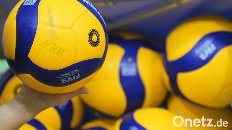 Die Volleyballer des VC/DJK Amberg jubeln über den ersten Saisonsieg. Bild: Soeren Stache/dpa-Zentralbild/dpa