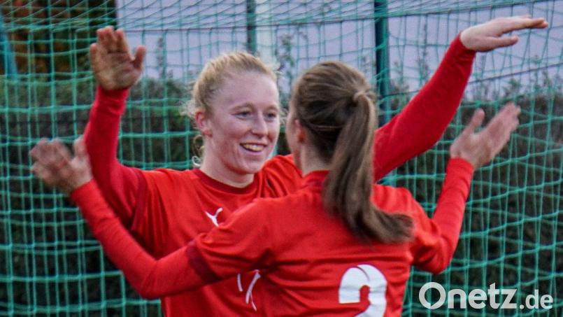 Anne Wagner (links) und Miriam Geitner nach dem Treffer zum 2:0. Bild: Hannah Dirscherl