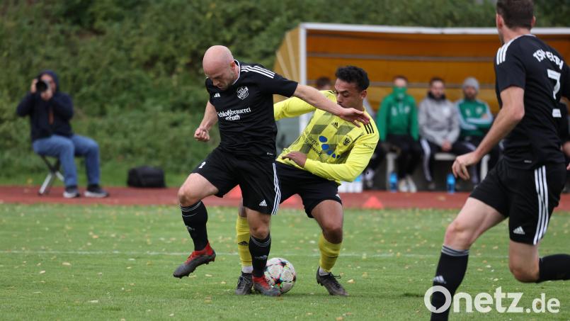 Der TSV Erbendorf (rechts) um Dilane Mayeko gewann am Sonntag das Derby gegen den TSV Reuth und Spielertrainer Thomas Wildenauer. Bild: Dieter Jäschke