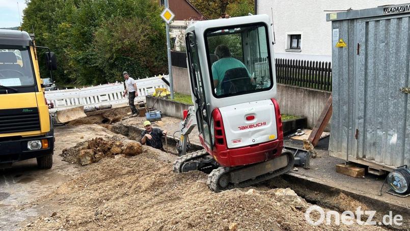 Die Straße zwischen Kastl und Utzenhofen ist derzeit wegen der Erneuerung der Wasserleitung n und der Verlegung einer Fernwärmeleitung gesperrt. Die Umleitung erfolgt über die Kastler Siedlungsstraßen. Bild: jp