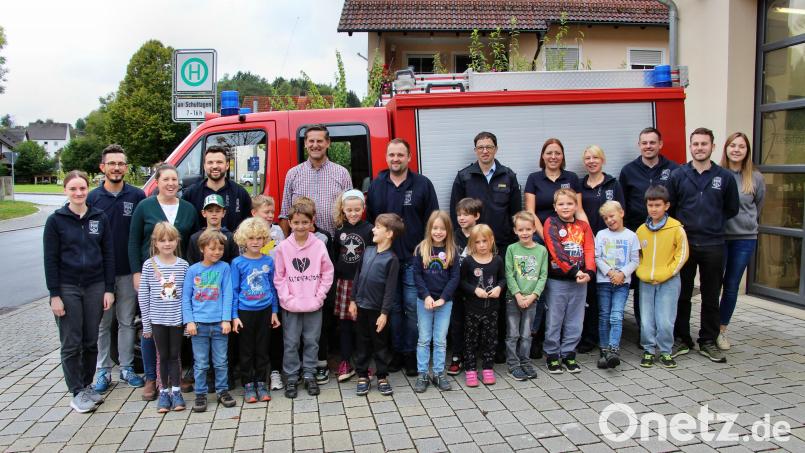 Ein einschneidendes Erlebnis für die Kinder war das Kennenlernen des Feuerwehrautos. Hintere Reihe die Betreuerinnen und Betreuer mit Bürgermeister Roman Berr (Fünfter von links). Bild: Leonhard Ehras