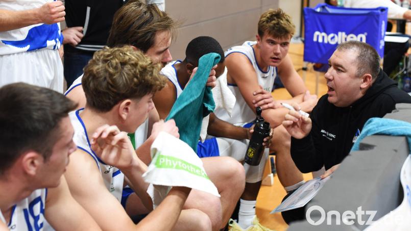 Trainer Roman Lang (rechts) spricht auf seine Spieler ein: Wie gegen die BG Regnitztal hatten die Weidener Basketballer auch in Erlangen zu wenig Konstanz in ihrem Spiel. Archivbild: G. Büttner