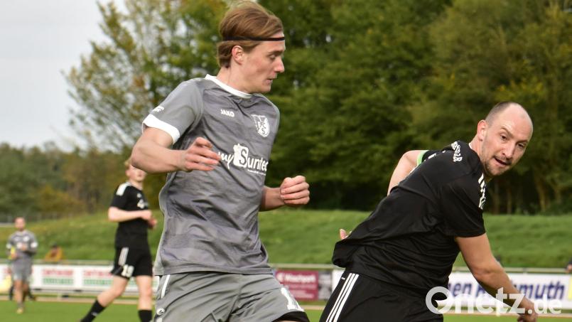 Samuel Hadasch (links) im Zweikampf mit dem Kemnather Thomas Ott. Hadasch glückte kurz vor Schluss der 2:1-Siegtreffer. Ott war mit der Vorstellung der Gäste dennoch zufrieden. Bild: ham