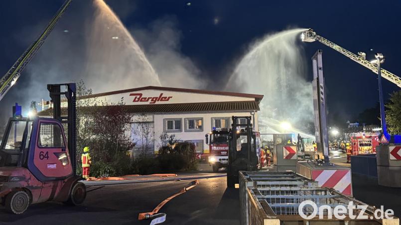 Von zwei Drehleitern aus bekämpften die Feuerwehren die Flammen im Recyclingbetrieb der Firma Bergler in Steinfels. Bild: Beer