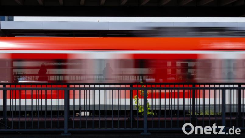 Auch am Montag kommt es noch zu Beeinträchtigungen im S-Bahnverkehr. (Symbolbild) Bild: Sven Hoppe/dpa
