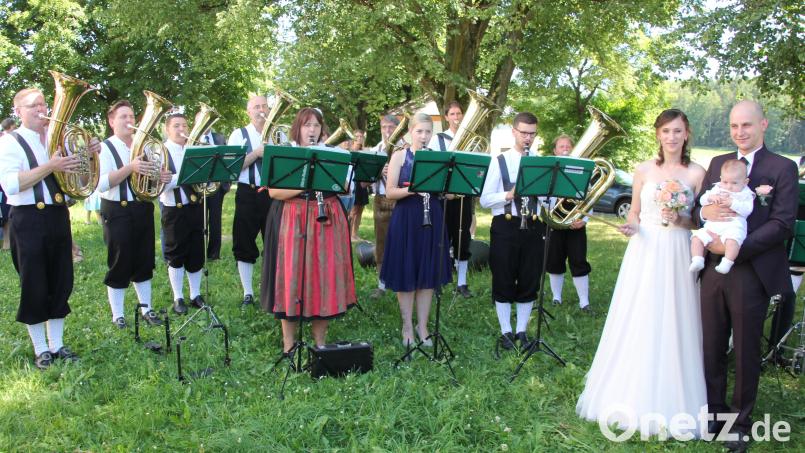 Bianca und Christian Übelacker trauten sich, zudem wurde ihr gemeinsamer Sohn Josef getauft. Die Müncherneuther Bauernkapelle spielte dem Hochzeitspaar ein kleines Ständchen und gestaltete auch den Gottesdienst mit. Bild: kro
