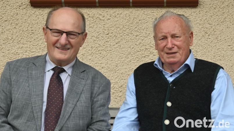 Zum 90. Geburtstag gratuliert Dritter Bürgermeister Hubert Blödt (links) Adolf Strasser aus Theuern. Bild: gf