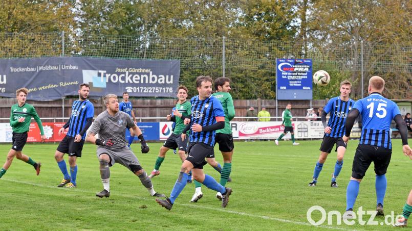 Im Strafraum der Sportfreunde Kondrau (blaue Trikots) sind alle Blicke auf den Ball gerichtet. Das Schlusslicht der Kreisliga 2 verlor das Siftlandderby beim SV Mitterteich II klar mit 2:6. Bild: Gebert