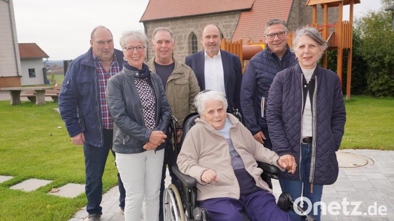 Vor der Dorfkirche in Spielberg feiert Rosa Schwab (vorne Mitte) zusammen mit ihren Kindern ihren 90. Geburtstag. Für die Marktgemeinde Waldthurn gratuliert Zweiter Bürgermeister Roman Bauer (hinten Mitte). Bild: fvo
