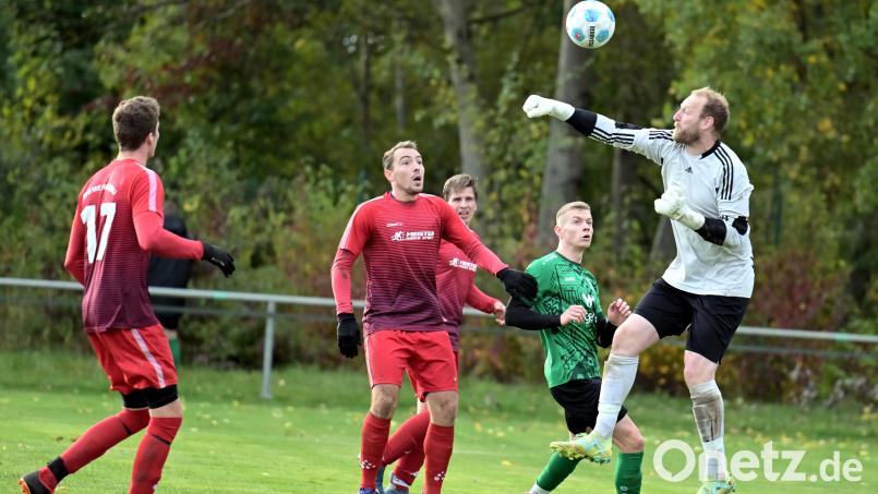 Torhüter Alexander Köck (rechts) vom TuS/WE Hirschau kann in dieser Szene gegen Bastian Härtl (Zweiter von rechts) vom 1. FC Rieden klären, beobachtet von Daniel Huber (Dritter von links) und Maximilian Rumpler (links). Nach dem letzten Hinrundenspieltag liegt Rieden punktgleich mit den SF Ursulapoppenricht auf Platz eins. Beide Spitzenteams haben jedoch ein Nachholspiel auszutragen. Bild: Hubert Ziegler