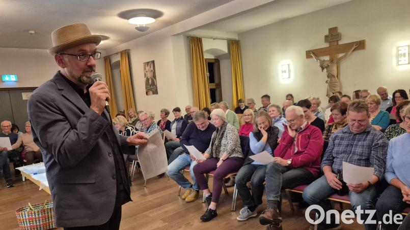 Eine unterhaltsame Lektion über den Oberpfälzer Dialekt hält Mundartpraktiker Hubert Treml in Pfreimd. Bild: Georg Hirmer/exb