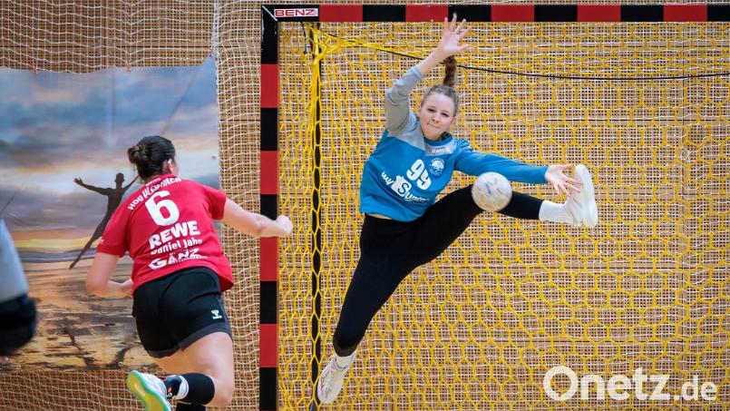 Torfrau Marie Fichtinger war beim 25:25 gegen die HSG Pleichach eine Stütze der Oberviechtacher Handballerinnen. Bild: Guenter Uschold
