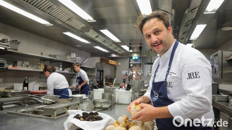 Sternekoch Christian Fleischmann bereitet in der Küche für sein Pop-Up-Restaurant &quot;Wurzel&quot; rein pflanzliche Speisen zu. Bild: Wolfgang Steinbacher