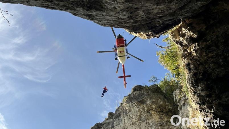 Ein Luftretter der Bergwacht wird an der Rettungswinde zur Einsatzstelle am Hohlen Fels über dem Happurger Stausee abgelassen. Bild: Alexander Renner/exb